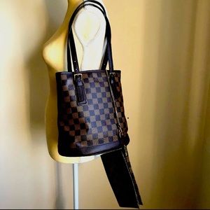 Louis Vuitton shoulder bag with pouch